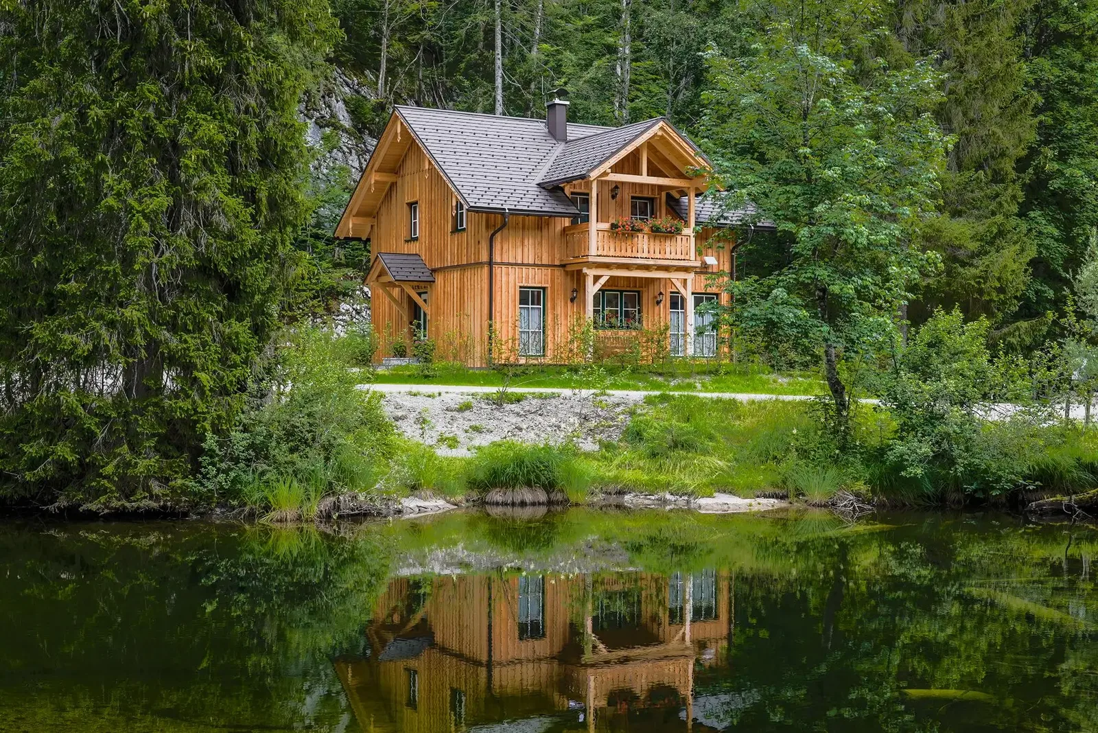 Forsthaus Toplitzsee — historisches Holzhaus direkt am Toplitzsee mit Terrasse und Garten